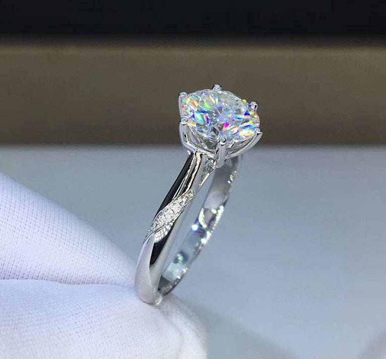 0.8 CTW DEW Colorless Round Brilliant Cut Moissanite Sterling Silver S