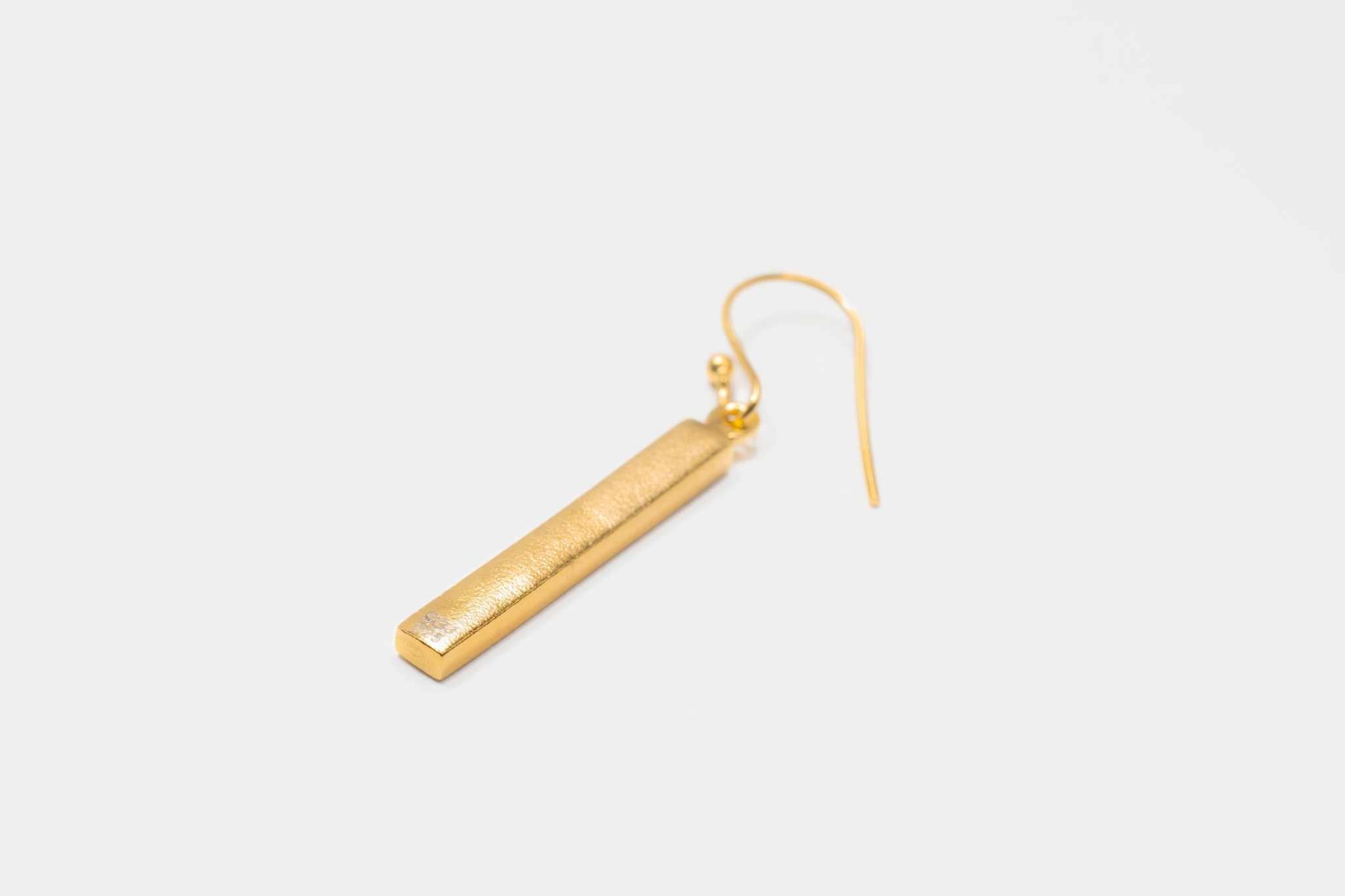 Single Miladi small gold vermeil earring with a sleek, rectangular dangling design on a white background