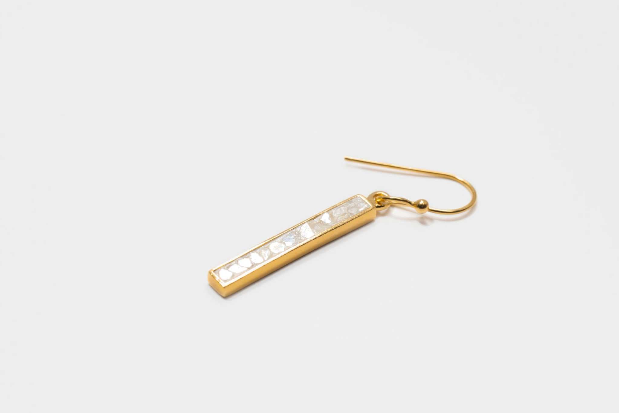 Miladi small gold vermeil earring with rectangular bar featuring raw uncut diamonds and 18k gold finish.