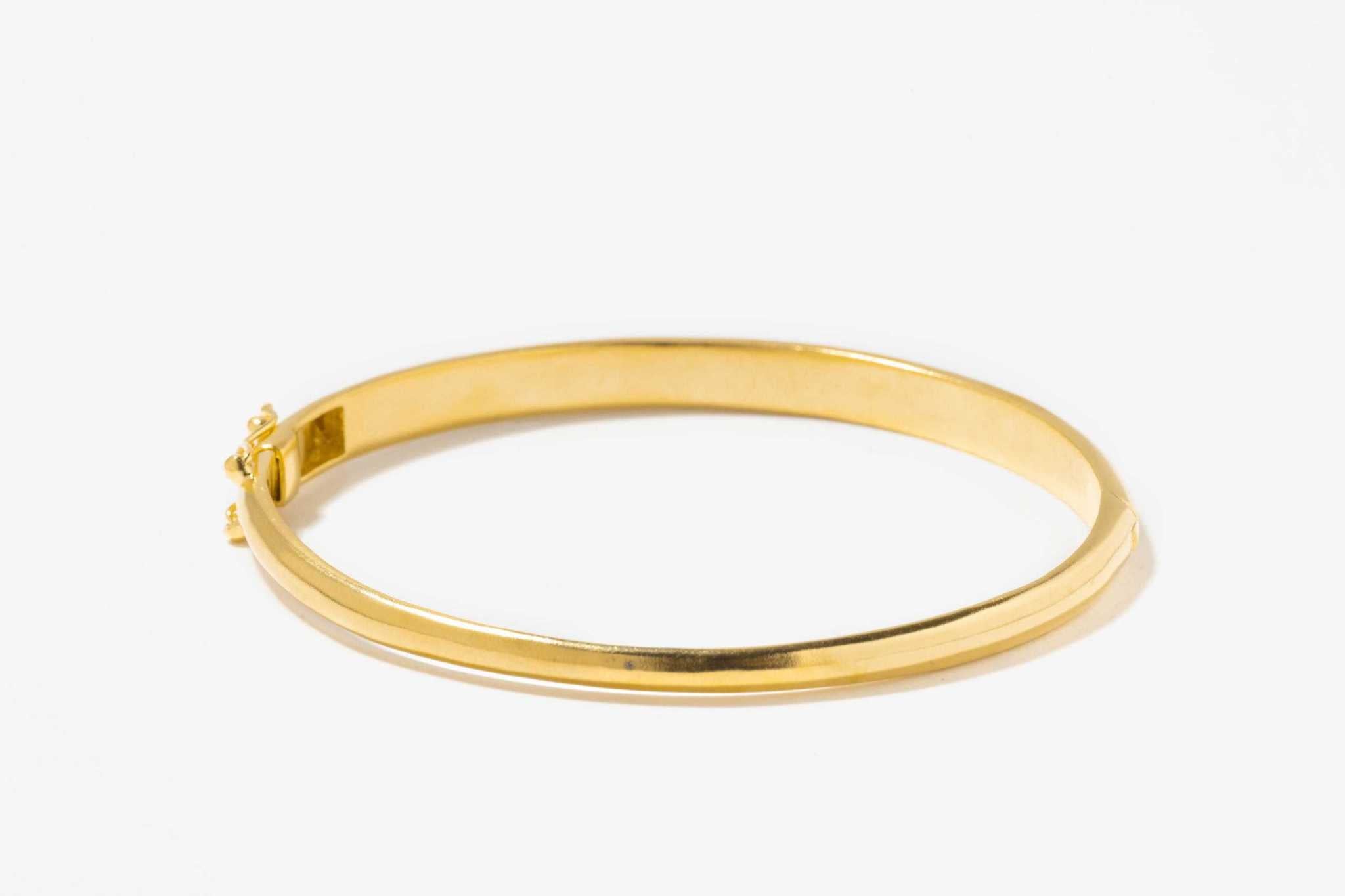 Sasta Gold Vermeil simple stackable 18k gold layered bangle bracelet on white background